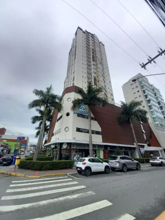 Casa para Aluguel em Itajaí no Centro com 3 Quartos | Piscina e Salão de Festas - Foto 1
